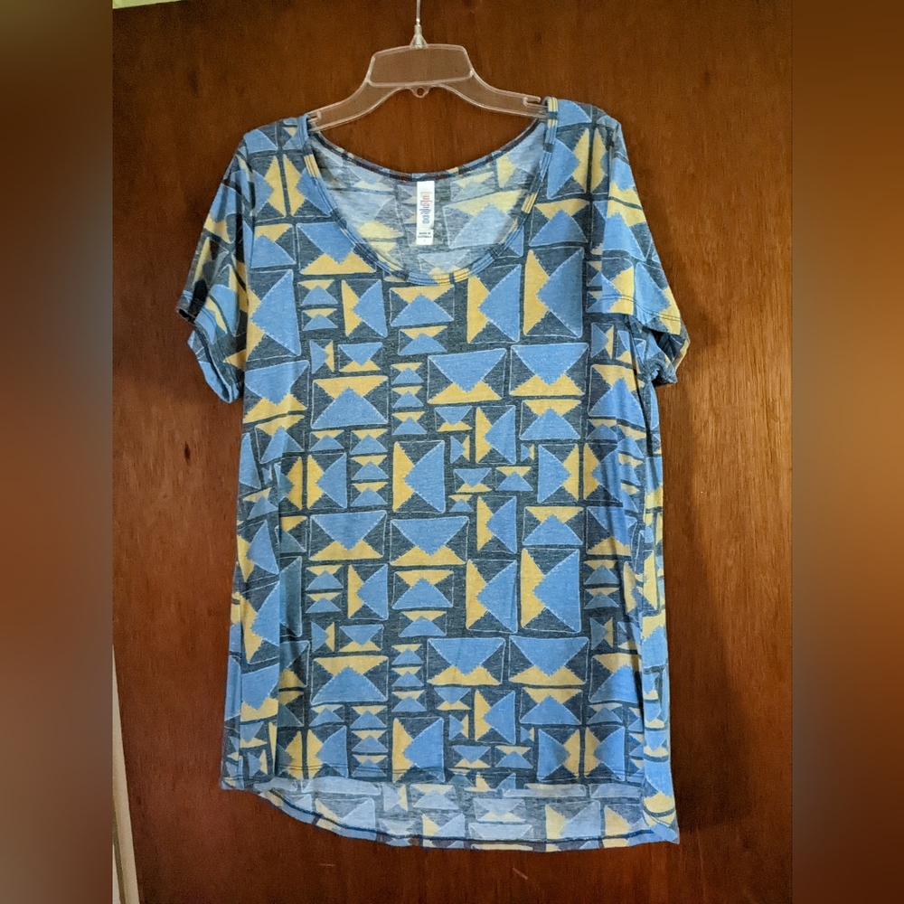 LuLaRoe Classic T Large, geometric print, pullover